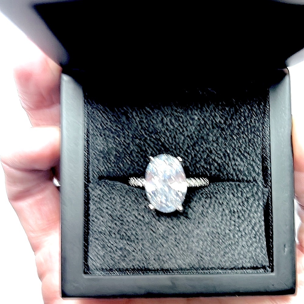 Nwot solitaire lab created oval diamond.  7 diamonds on each side of band Size 7